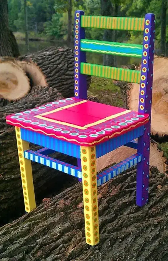 Reforma de cadeira colorida para decoração moderna