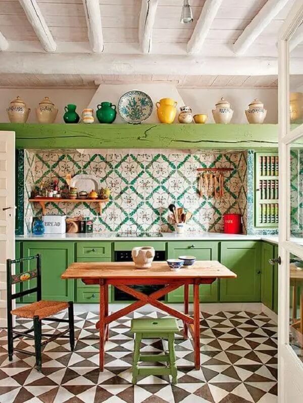 Cozinha vintage com revestimento verde e móveis coloridos