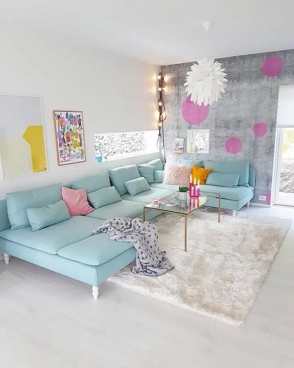 Decoração de sala com móveis coloridos