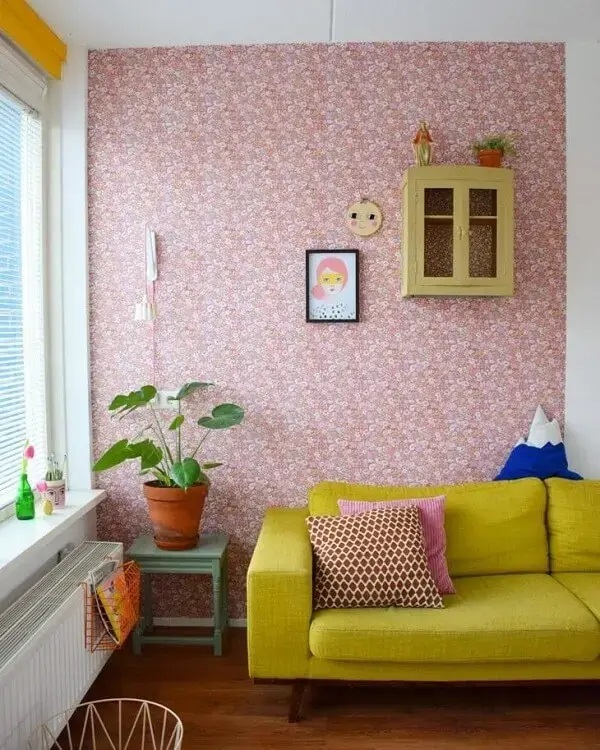Sala estilo vintage com moveis coloridos