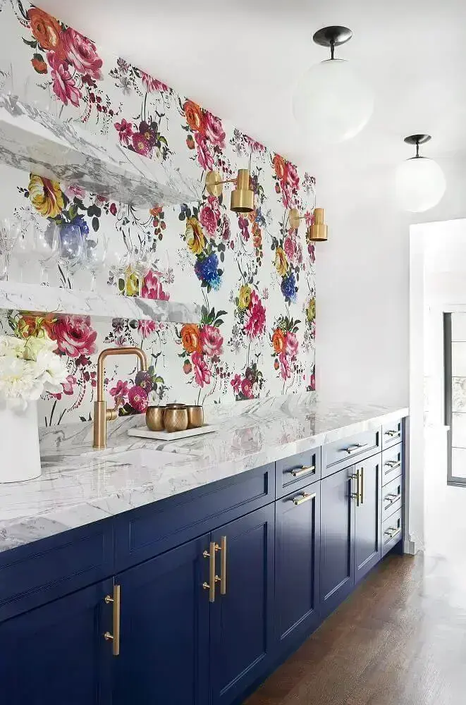 decoração para cozinha colorida com papel de parede floral e armário azul Foto Ali Budd Interiors