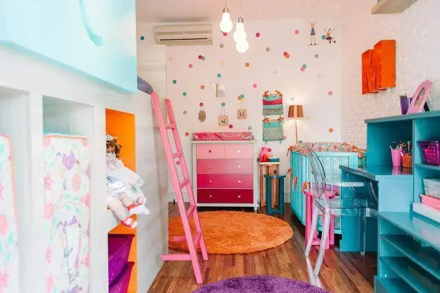 decoração colorida para quarto de bebê com cômoda branca com gavetas cor de rosa decoração colorida para quarto de bebê com cômoda branca com gavetas cor de rosa Foto Codecorar