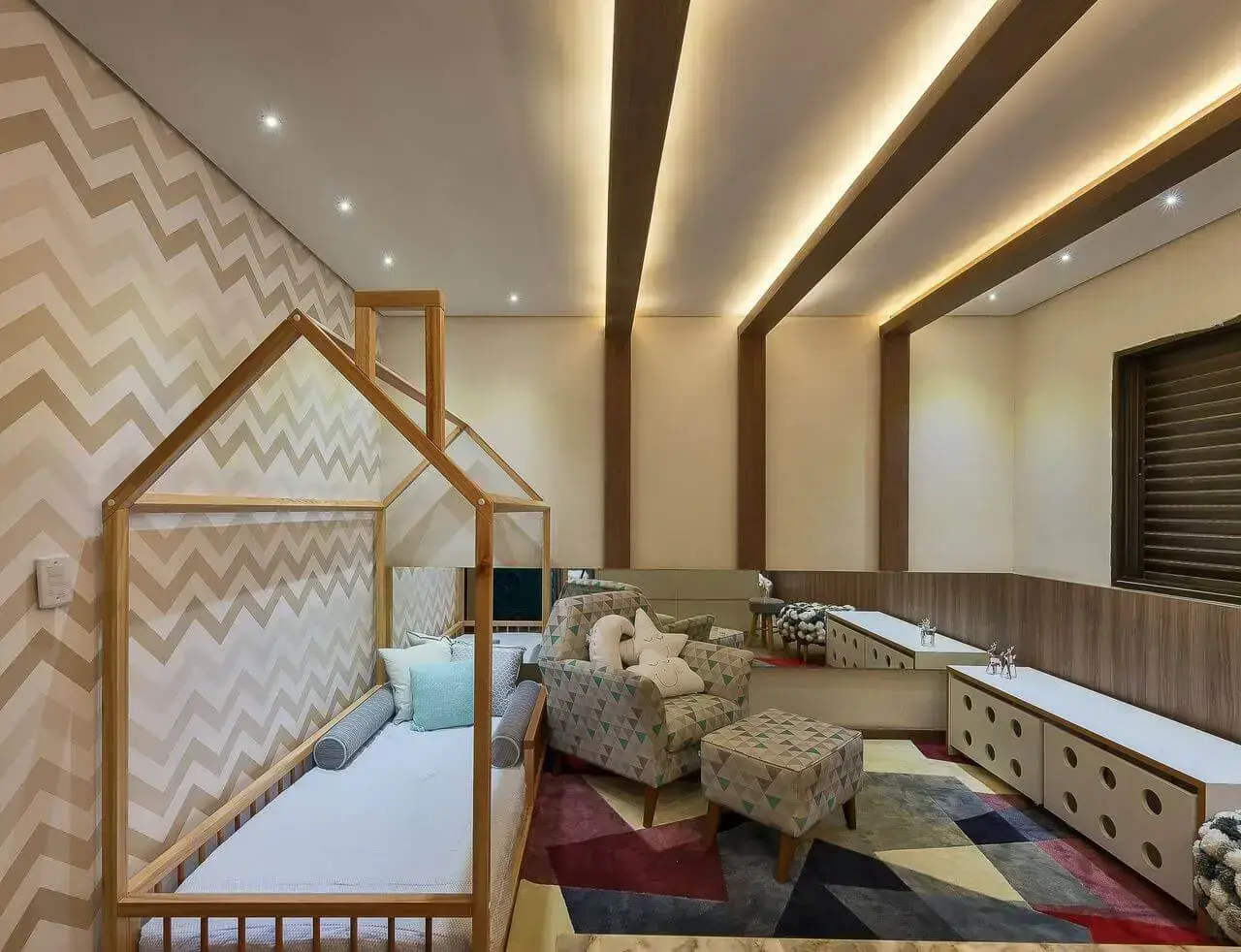 Decoração de quarto de bebê em tons neutros e azul com tapete colorido Projeto de Morar Mais Por Menos Goiânia