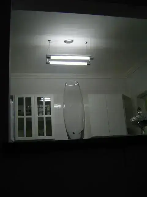 Cozinha branca com lâmpada fluorescente Cozinha branca com lâmpada fluorescente Projeto de Arquiteto Caio Pelisson