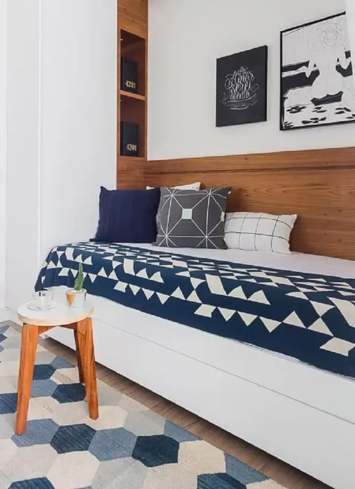 21. Decoração minimlista para quarto masculino em tons de branco e azul marinho 