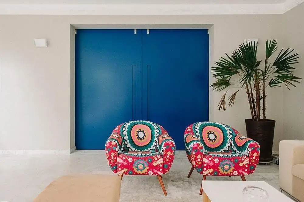 Decoração para sala de estar com poltronas coloridas -codecorar-22506-proportional-height_cover_medium