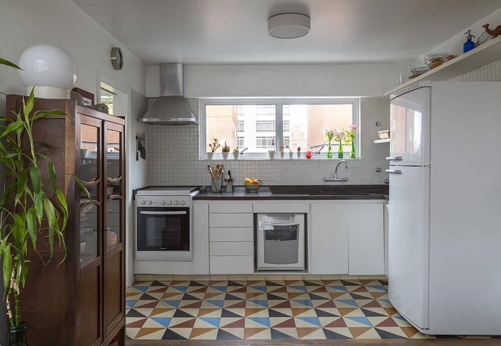 Cozinhas simples e bonitas com piso colorido 