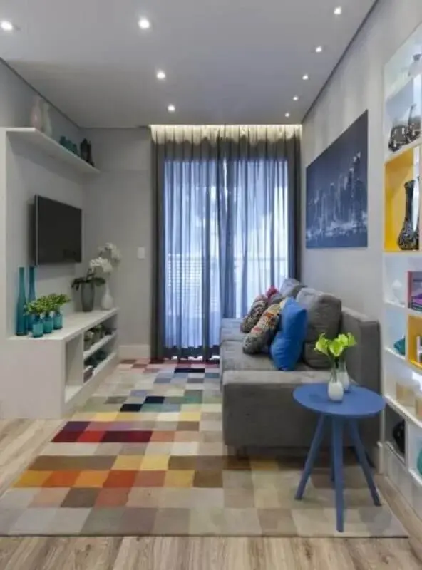 decoração de sala pequena com tapete colorido