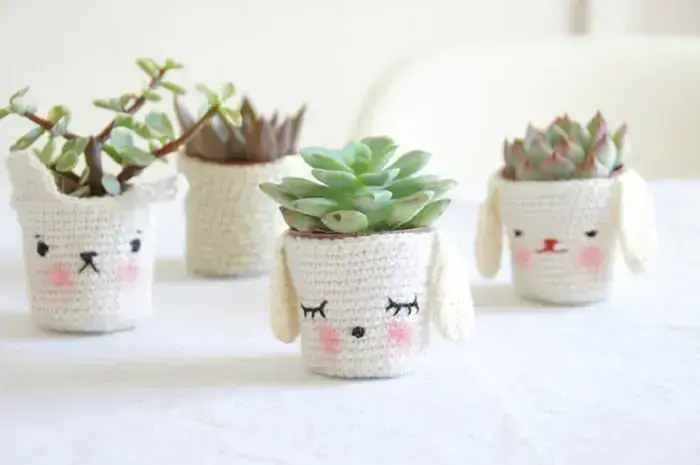 Vasos de plantas delicados feitos com crochê Vasos de plantas delicados feitos com crochê