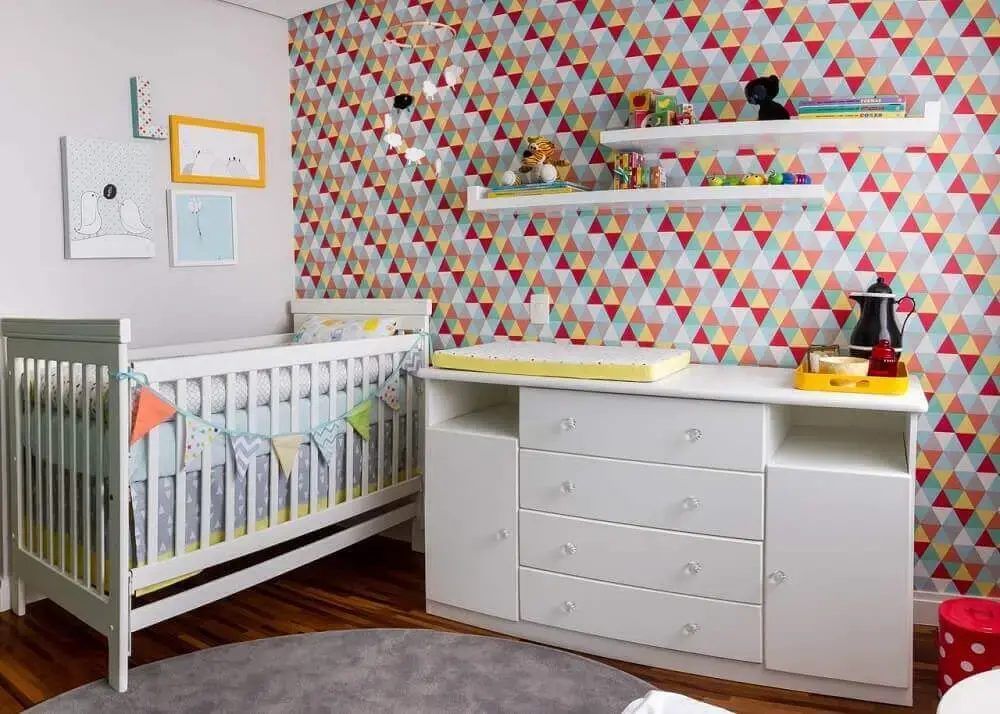 quarto de bebê papel-de parede com triângulos coloridos decoração quarto de bebê papel-de parede com triângulos coloridos