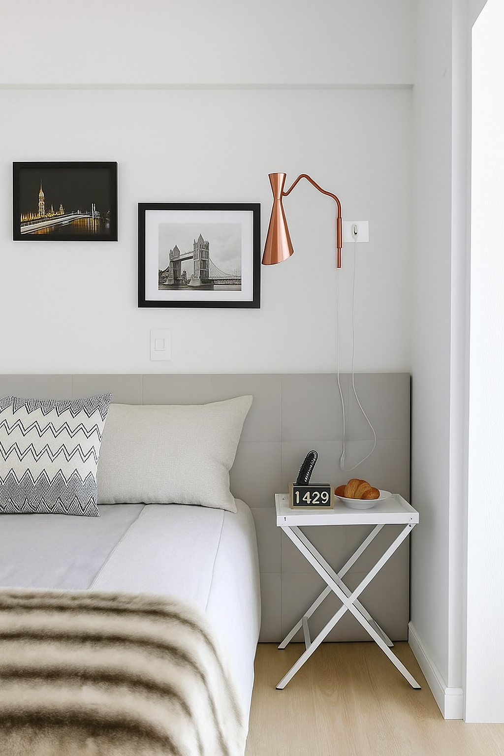 Decoração de quarto minimalista com luminária cobre e cabeceira cinza Decoração de quarto minimalista com luminária cobre e cabeceira cinza
