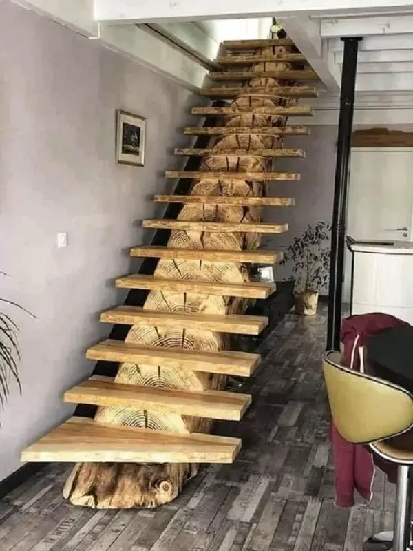 A escada de madeira se tornou protagonista na decoração. Fonte: Aimable Mabeka