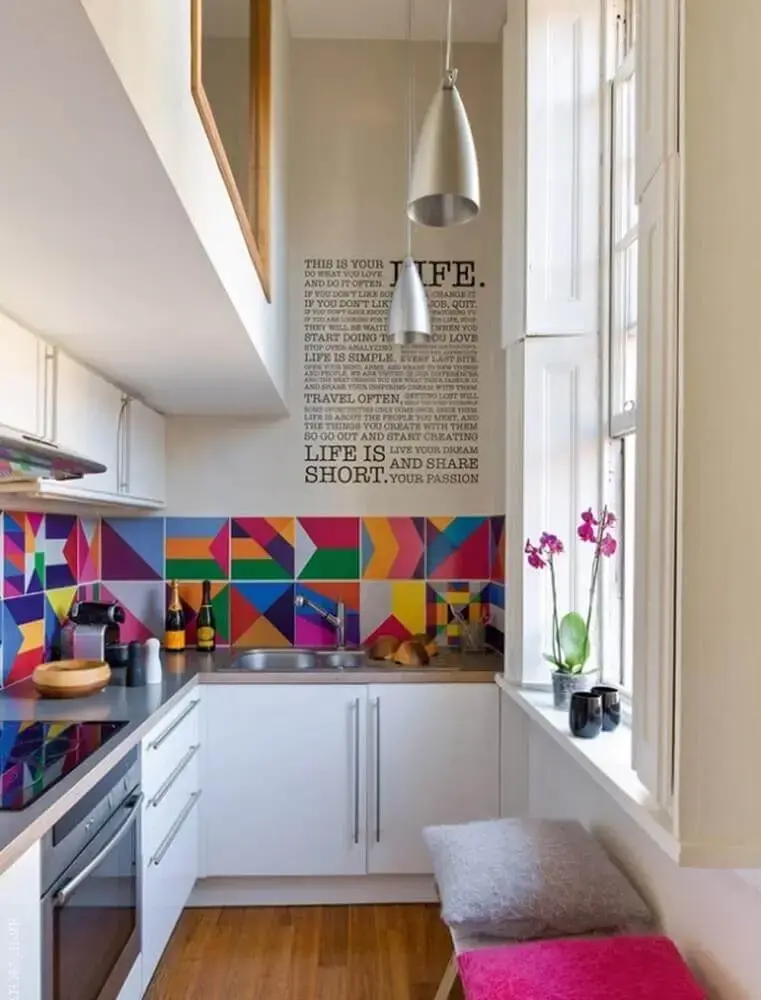 decoração para cozinha corredor com azulejo colorido sobre a bancada decoração para cozinha corredor com azulejo colorido sobre a bancada Foto Ritely