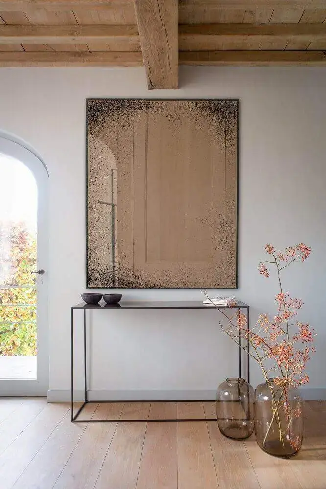 decoração com aparador minimalista e espelho bronze quadrado Foto Stockist