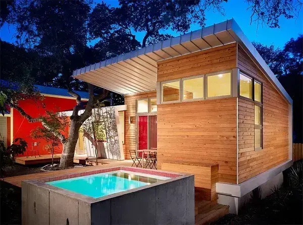 Mini piscina se torna a protagonista da decoração.