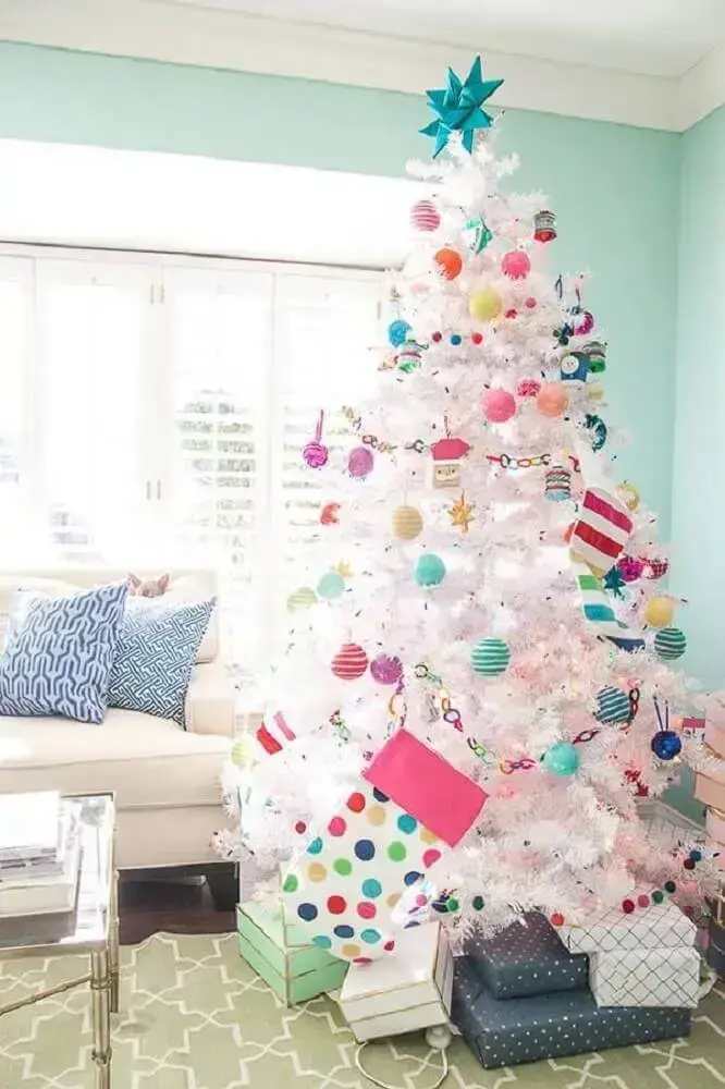 enfeites coloridos para árvore de natal branca decorada Foto Home Decor