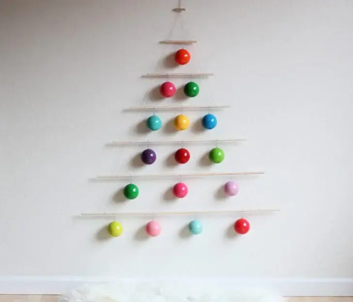 Árvore de natal artesanal minimalista om bolas coloridas Foto de In Habitat