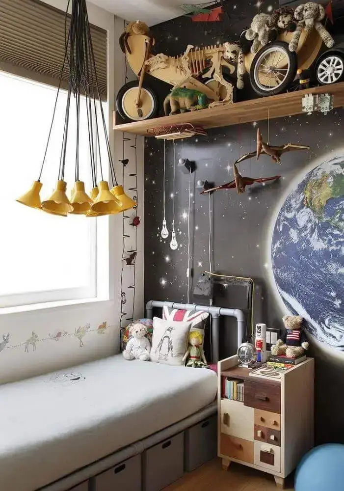 decoração de quarto com papel de parede imitando espaço pendente minimalista amarelo e caixas organizadoras embaixo da cama Foto André Piva
