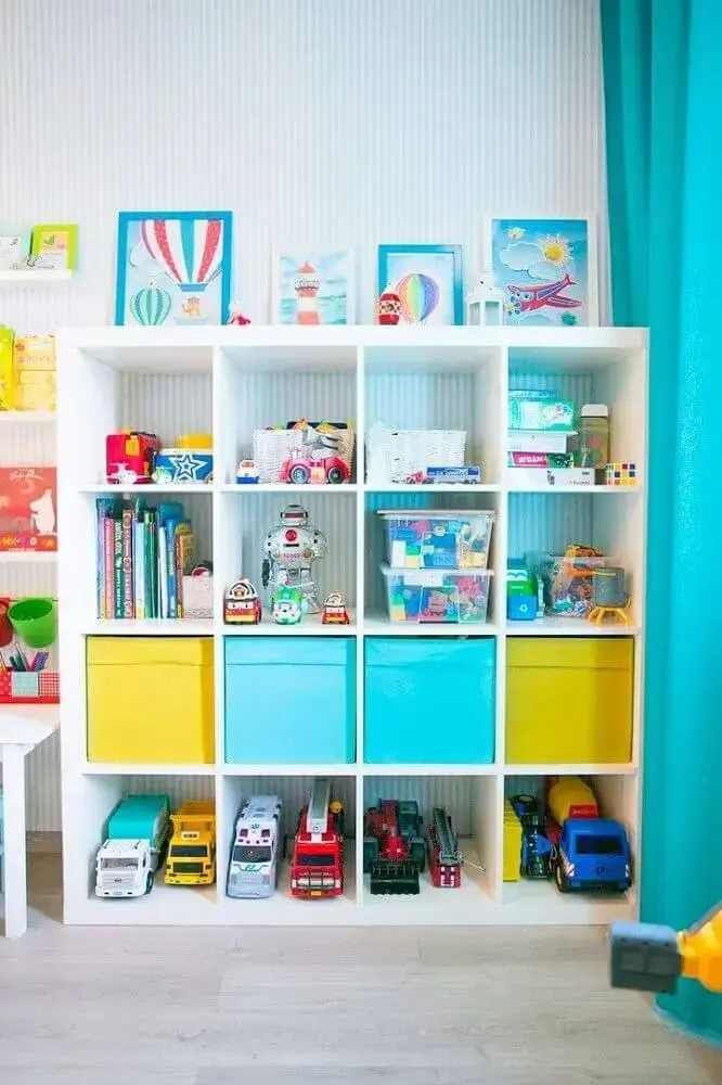 decoração de quarto infantil com caixa organizadora colorida Foto Yandex