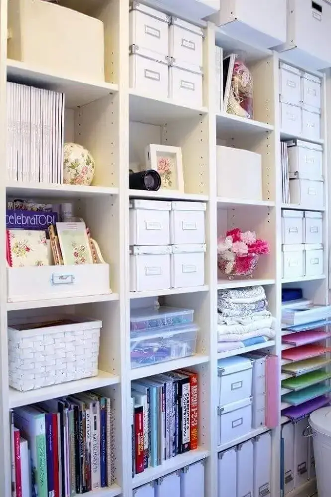 estante organizada com caixa organizadora de papelão com etiquetas Foto Cut & Paste