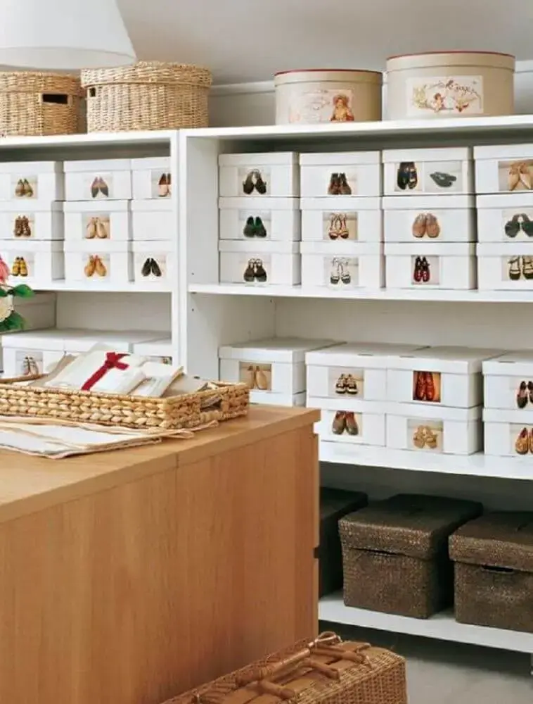 organização de sapatos com caixa organizadora de papelão com etiquetas Foto Soffitto Moderno