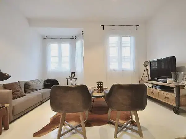 Porcelanato líquido em sala de tv Porcelanato líquido em sala de tv