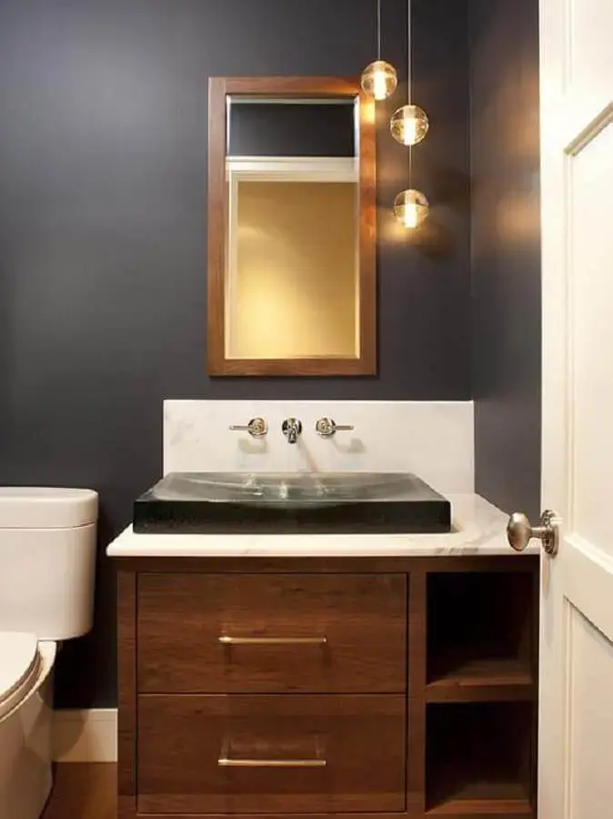 decoração com pendentes minimalistas e espelho para lavabo com moldura de madeira decoração com pendentes minimalistas e espelho para lavabo com moldura de madeira Foto Edmaps Home Decoration