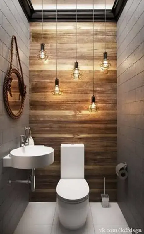 espelho para lavabo pequeno decorado com luminária pendente minimalista e revestimento em madeira para parede espelho para lavabo pequeno decorado com luminária pendente minimalista e revestimento em madeira para parede Foto Idaho Interior Design