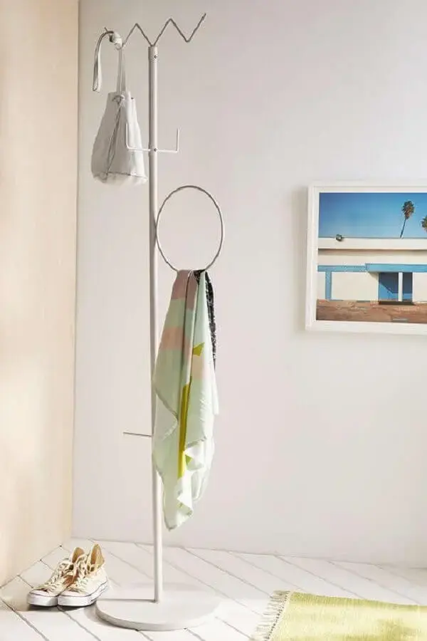 cabideiro de chão com design moderno cabideiro de chão com design moderno Foto Urban Outfitters