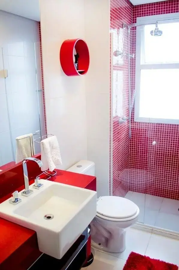 decoração de banheiro branco e vermelho com nicho redondo decoração de banheiro branco e vermelho com nicho redondo Foto Battaglia Arquitetura