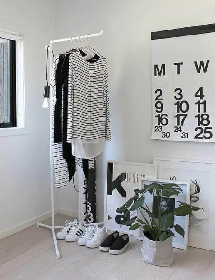 decoração em preto e branco com cabideiro arara decoração em preto e branco com cabideiro arara Foto Visite Déco