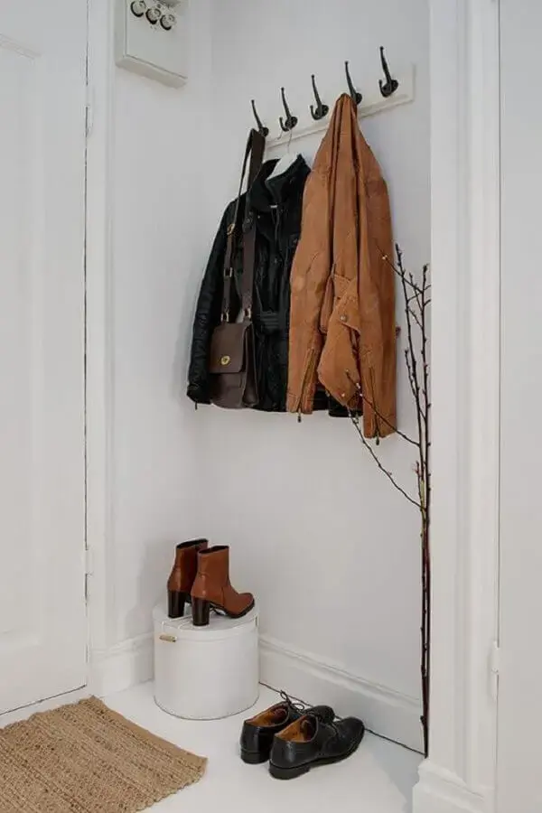 decoração estilo escandinavo com cabideiro de parede decoração estilo escandinavo com cabideiro de parede Foto Decoesfera