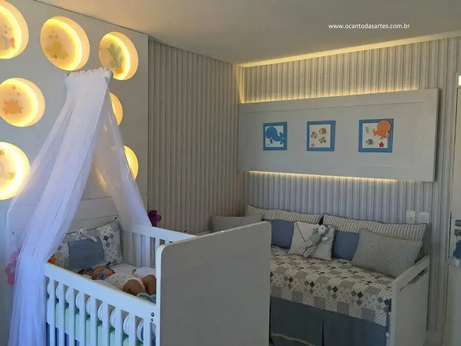 decoração para quarto de bebê com nicho redondo com led e papel de parede listrado decoração para quarto de bebê com nicho redondo com led e papel de parede listrado Foto Viviana Reis