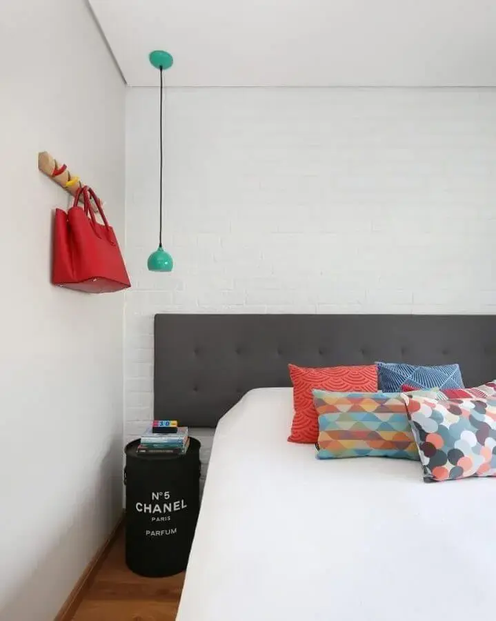 decoração para quarto de casal com cabideiro de parede com detalhes coloridos decoração para quarto de casal com cabideiro de parede com detalhes coloridos Foto GF Projetos Decor e Arquitetura