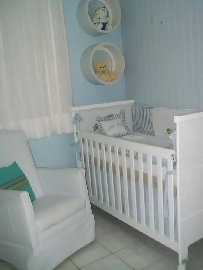 decoração simples com nicho redondo branco para quarto de bebê azul e branco decoração simples com nicho redondo branco para quarto de bebê azul e branco Foto Kassandra Leal