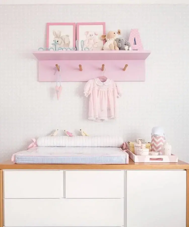 prateleira com cabideiro para quarto de bebê rosa prateleira com cabideiro para quarto de bebê rosa Foto Karen Pisacane