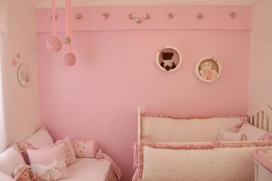 quarto de bebê rosa decorado com nicho redondo branco quarto de bebê rosa decorado com nicho redondo branco Foto Fernando de Camargo