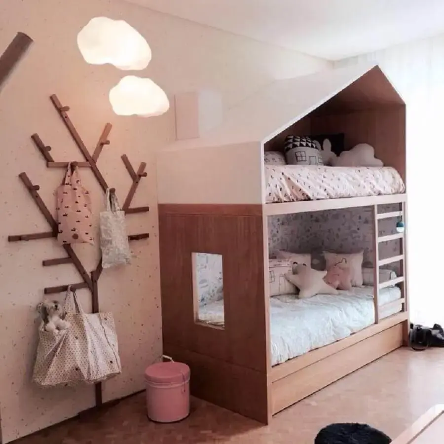 quarto infantil decorado com cabideiro de parede em formato de árvore quarto infantil decorado com cabideiro de parede em formato de árvore Foto Escala Arquitetura