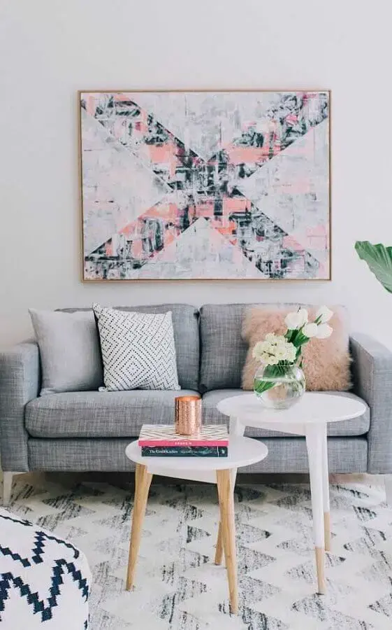 decoração delicada para sala minimalista com quadro tumblr e sofá cinza Foto c