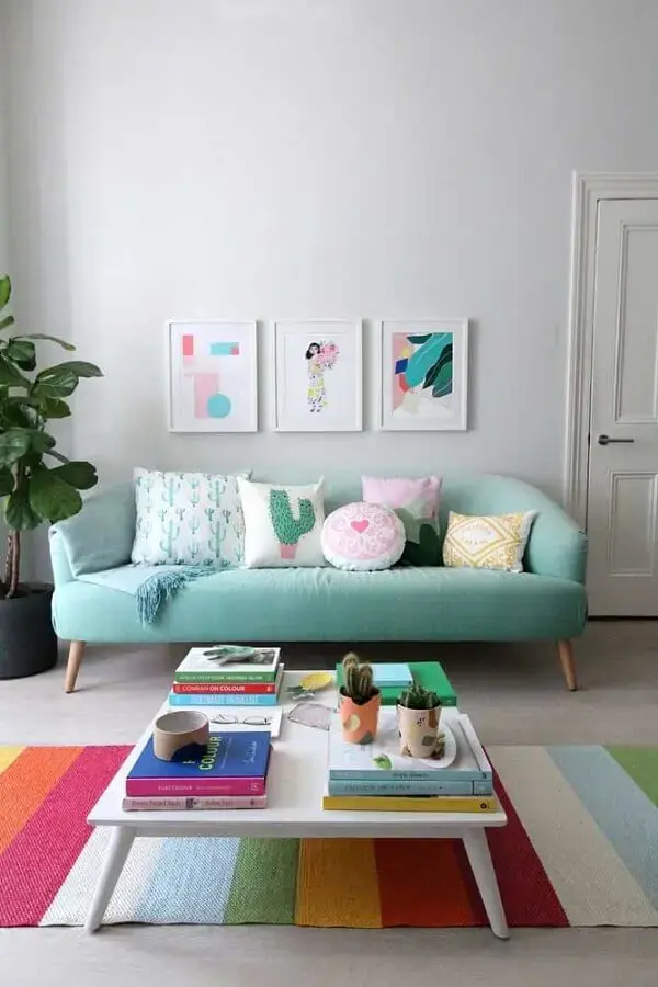 sofá azul claro para decoração de sala com tapete listrado colorido Foto HappyShappy