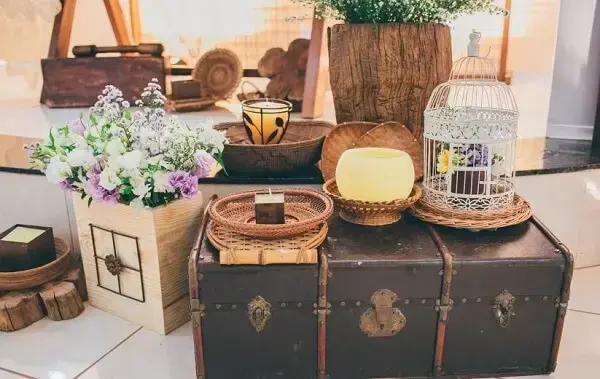 Casamento com decoração vintage conta com a presença de baú, velas e gaiolas decorativas Casamento com decoração vintage conta com a presença de baú, velas e gaiolas decorativas