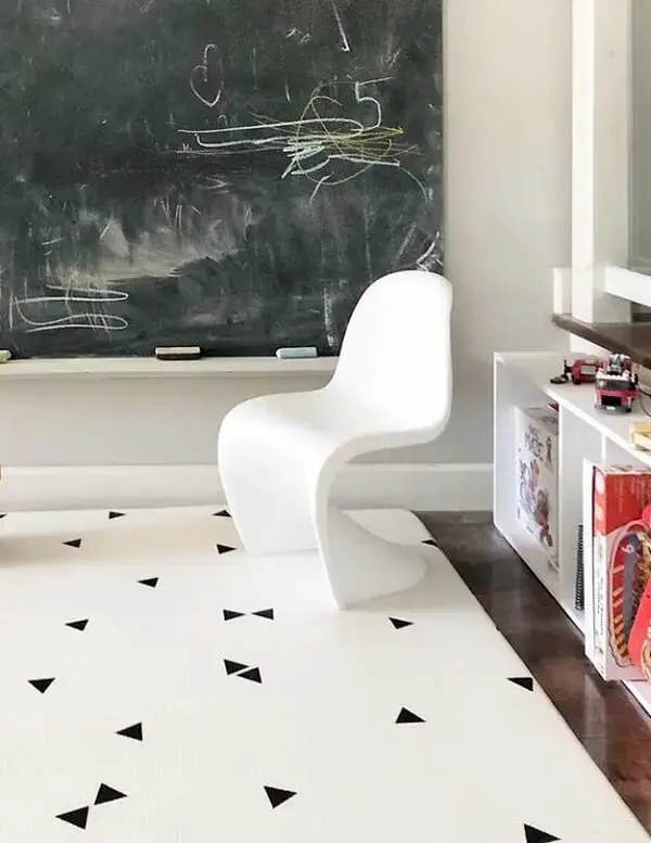 Tapete emborrachado para decoração minimalista em tons de branco com detalhes em preto