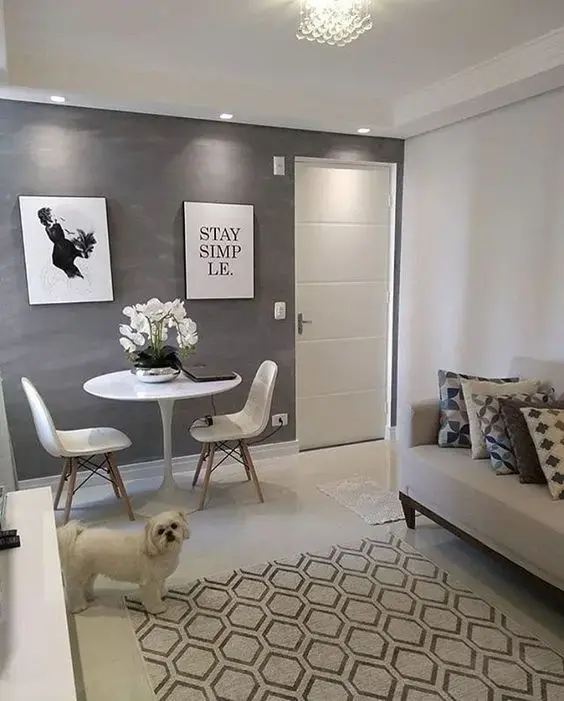 plantas artificiais para decoração - sala com vaso de flores brancas 