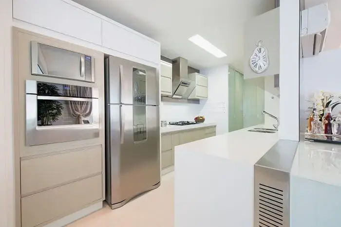 Cozinha com bancada branca e relógio de parede com design criativo Cozinha com bancada branca e relógio de parede com design criativo