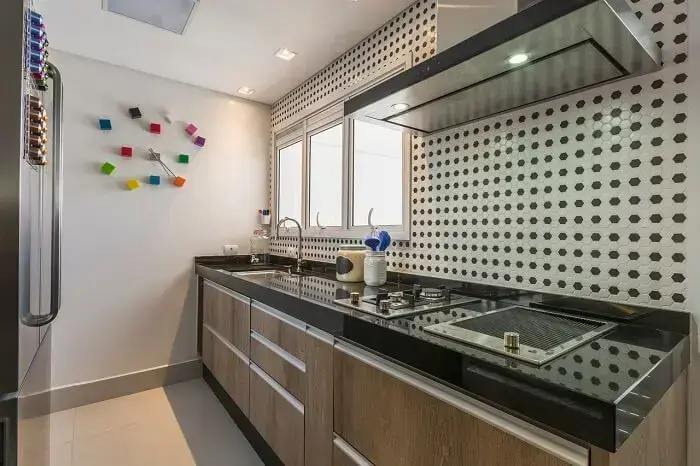 Cozinha com revestimento preto e branco e relógio de parede com design ousado Cozinha com revestimento preto e branco e relógio de parede com design ousado