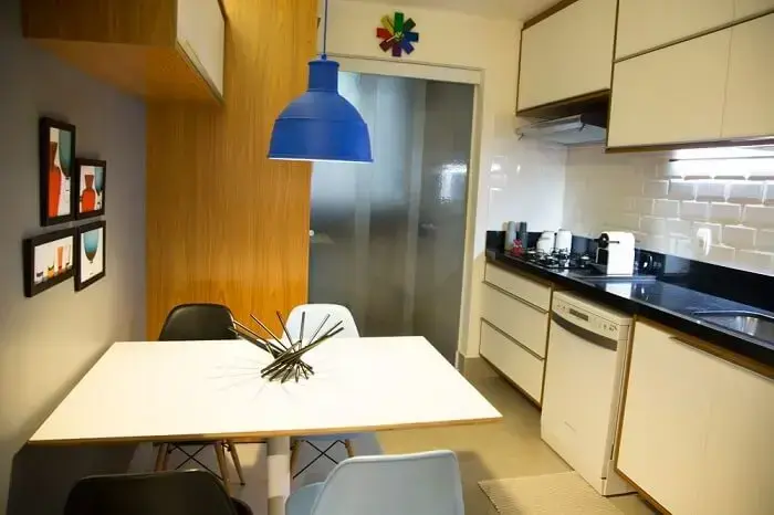 Cozinha neutra com relógio de parede colorido Cozinha neutra com relógio de parede colorido