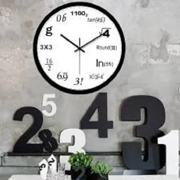 Matemáticos de plantão irão amar este modelo de relógio de parede Matemáticos de plantão irão amar este modelo de relógio de parede