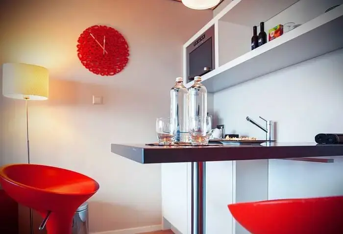 O relógio de aprende com cor forte se destaca na decoração da cozinha O relógio de aprende com cor forte se destaca na decoração da cozinha