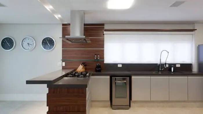 O relógio de parede complementa a decoração da cozinha ampla O relógio de parede complementa a decoração da cozinha ampla