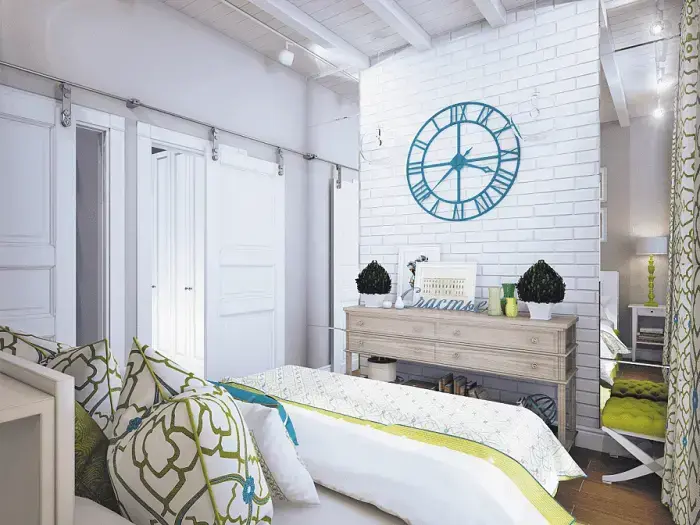 Quarto de casal com decoração clena e relógio de parede em tom azul Quarto de casal com decoração clena e relógio de parede em tom azul